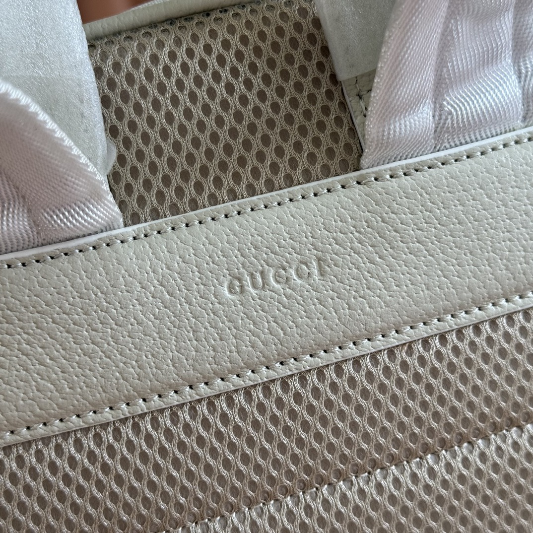 💋💋💋《配全套原廠專櫃包裝》【新品】Ophidia系列匠心選用白色配色，搭配經典廓形與新增功能性設計，甄選觸感柔軟的織物打造。這款背包以柔軟GG Supreme材質打造，匠心綴飾雙G標識和紅綠織帶細節。
