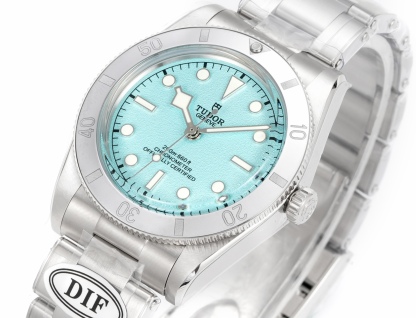 DIF 最強副本 
DIF隆重推出帝舵碧灣54型M79000N腕表，
37mm表殼貼合手腕，佩戴舒適，啞光錶盤簡約大氣，質感細膩，無日曆設計化繁為簡，回歸純粹讀時體驗，以純粹精神和現代表達方式，向1954年問世的品牌首款潛水表-7922型獻上最真誠的敬意！
DIF匠工精神 整表配備導角精磨不拉手 注重細節 質感無敵 搭載丹東定制一檔機芯 日誤差僅3-5秒幾乎0反修 超穩定！
錶帶均為CNC通體成型拉絲工藝錶帶 非小廠組裝片！配備帝舵表“T-fit”表扣 可滑軌微調
超強瑞士夜光刻度