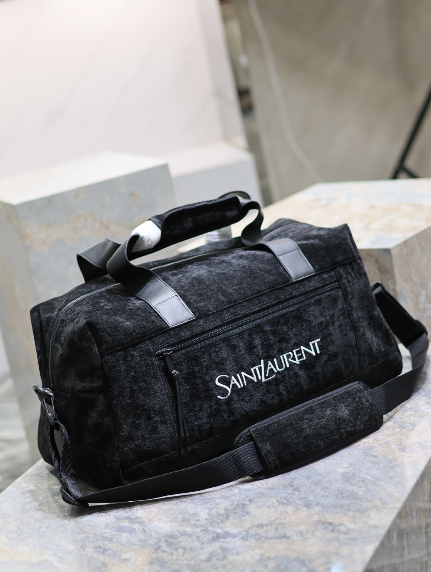 絨面旅行手提袋✧
耐磨耐造的絨面料 絨面把手和牛皮肩帶 輕便時尚 包包容量非常大 手拎或者單肩挎著 都很大氣 簡約又高級的潮流高冷範
型號：581374
尺寸：50×26cm
手柄長度：18cm