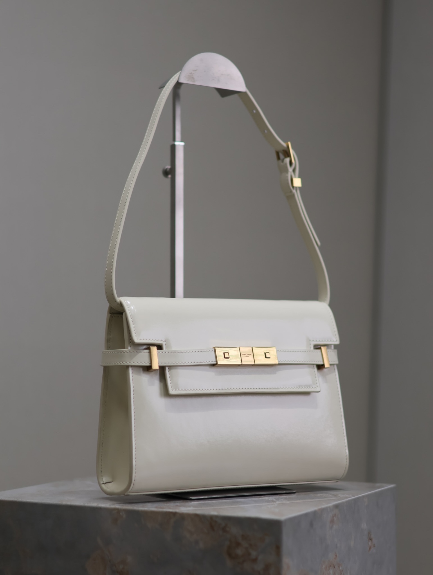 Manhattan_24cm
專櫃同步新款Manhattan法棍包小號24cm全新到貨！最新包型翻蓋曼哈頓法棍包，一改以往經典的logo，取而代之低調簡約的設計風格，它有點像H家的凱莉，很有復古的味道！商務➕休閒兩者結合，總結起來就是百搭！可以手拿，可以單肩或斜挎，一包多用，滿足了商務型女士，又滿足了小女生的休閒！精心挑選的原廠皮、完美的走線、精緻的五金讓整個包包都散髮出高級的味道！
型號：675626
尺寸：24x17.5x6cm