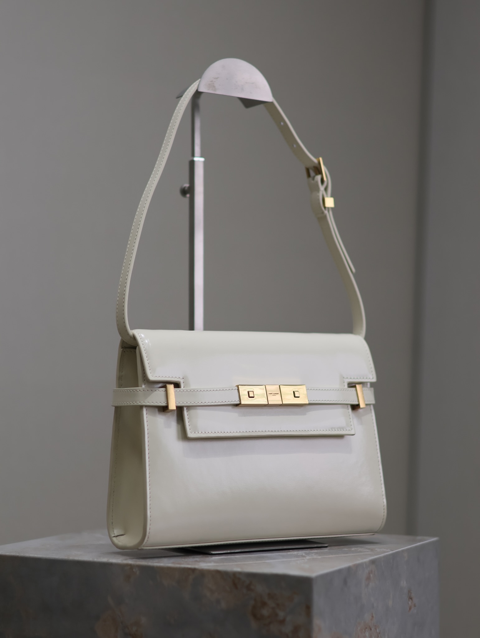 Manhattan_24cm
專櫃同步新款Manhattan法棍包小號24cm全新到貨！最新包型翻蓋曼哈頓法棍包，一改以往經典的logo，取而代之低調簡約的設計風格，它有點像H家的凱莉，很有復古的味道！商務➕休閒兩者結合，總結起來就是百搭！可以手拿，可以單肩或斜挎，一包多用，滿足了商務型女士，又滿足了小女生的休閒！精心挑選的原廠皮、完美的走線、精緻的五金讓整個包包都散髮出高級的味道！
型號：675626
尺寸：24x17.5x6cm