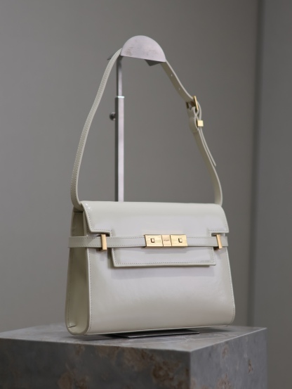 Manhattan_24cm
專櫃同步新款Manhattan法棍包小號24cm全新到貨！最新包型翻蓋曼哈頓法棍包，一改以往經典的logo，取而代之低調簡約的設計風格，它有點像H家的凱莉，很有復古的味道！商務➕休閒兩者結合，總結起來就是百搭！可以手拿，可以單肩或斜挎，一包多用，滿足了商務型女士，又滿足了小女生的休閒！精心挑選的原廠皮、完美的走線、精緻的五金讓整個包包都散髮出高級的味道！
型號：675626
尺寸：24x17.5x6cm