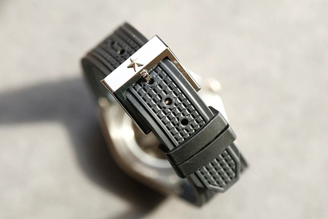 95.9000.670/78.R782
品牌：真力時
系列：DEFY
性別：男士
我來糾錯 
機芯 機芯型號：9015改Elite 670 SK
機芯類型：全自動機械
機芯直徑：25.60毫米
機芯厚度：3.88毫米
振頻：28800每小時振蕩次數
寶石數：27個
零件數：187個
動力儲備：50小時
我來糾錯 
外觀 表徑：41毫米
表壳厚度：10.75毫米
表盘颜色：镂空
表盘形状：圆形
表带颜色：黑色
表扣类型：针扣
背透：背透，透明蓝宝石水晶
防水深度：100米
表耳间距：暂无
我来纠错 
材质