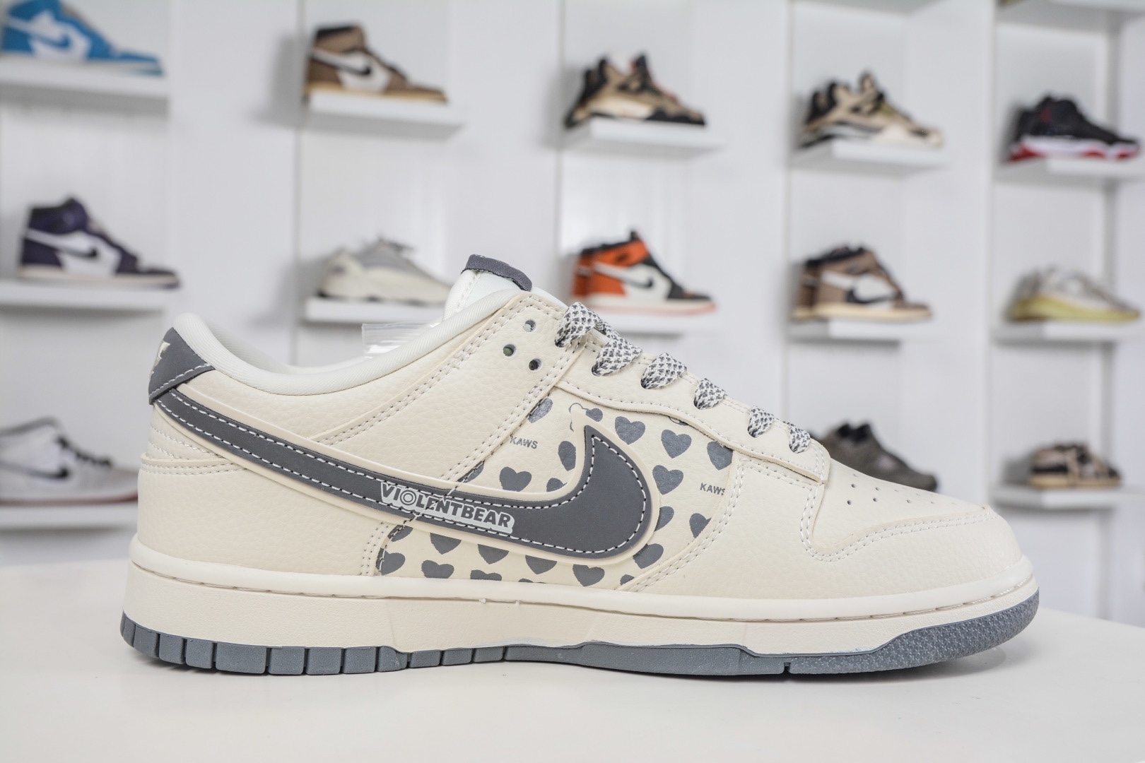 Nike SB Dunk Low x BE@RBRICK 暴力熊聯名-白灰雙鈎 
貨號：TX1688 006
尺碼：36 36.5 37.5 38 38.5 39 40 40.5 41 42 42.5 43 44 44.5 45