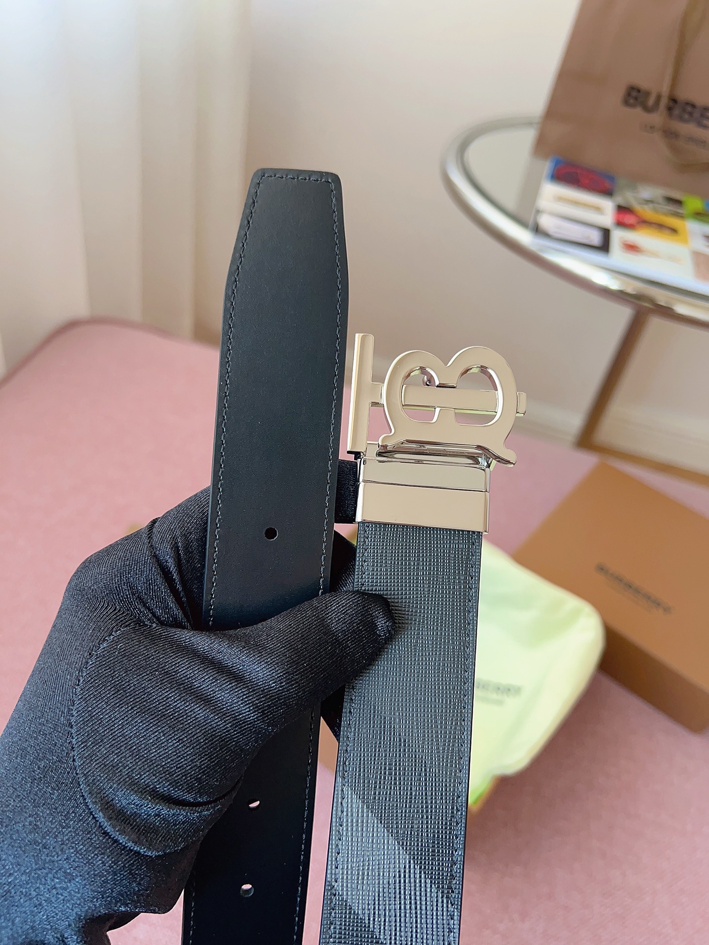 
Burberry博柏利品牌始終秉承傳統精髓，彰顯卓爾不凡的匠制工藝，優雅率性的英倫設計與銳意革新的時尚理念。3.5cm