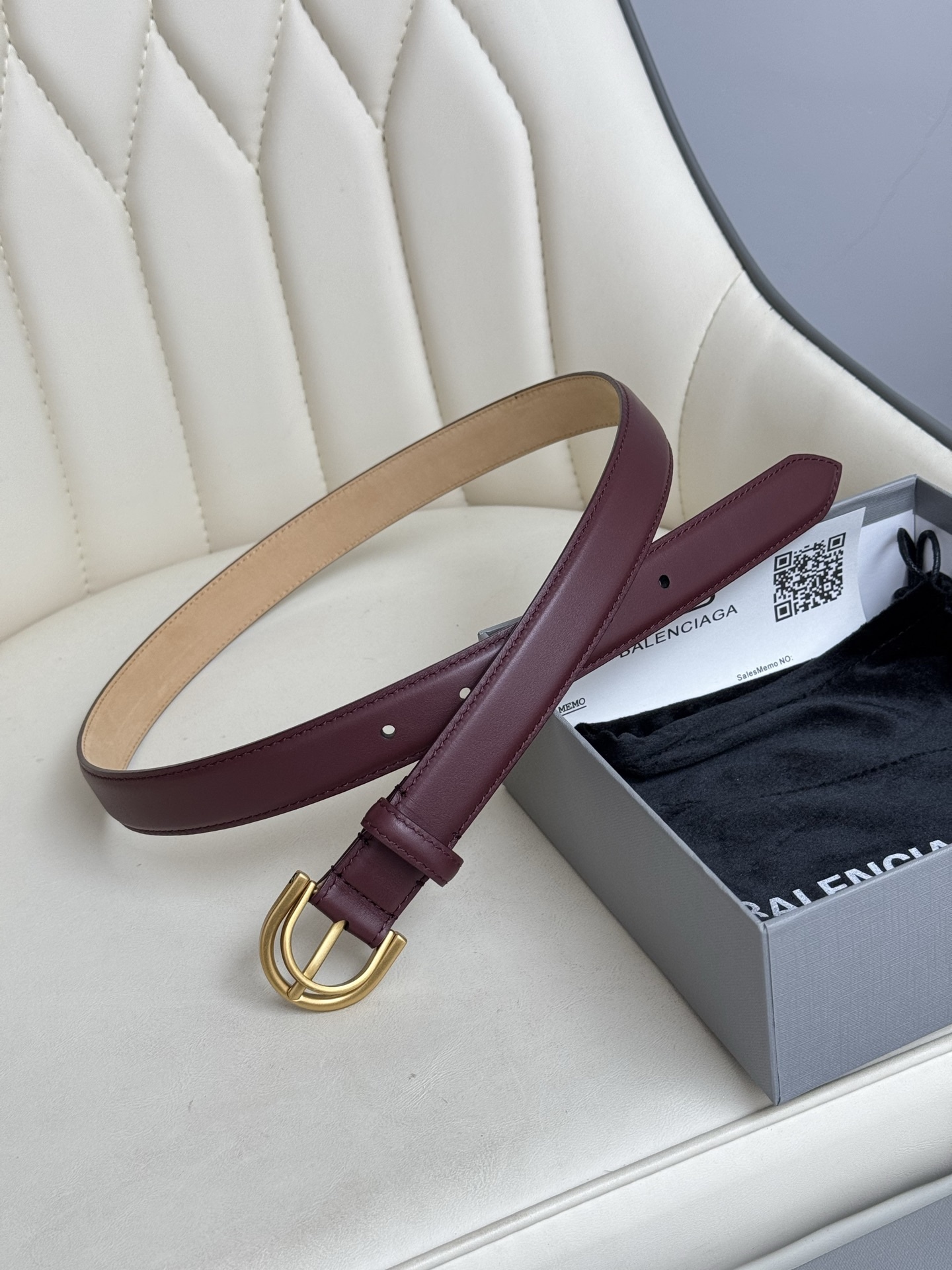 巴黎世家（Balenciaga）寬度2.5cm 是法國的奢侈品牌，作為時尚界最具影響力品牌之一的地位。設計師源於：都市時尚潮流獨特的設計風格，採用進口小牛皮製作；搭配純銅復古五金，使其更具魅力。值得擁有的百搭精品