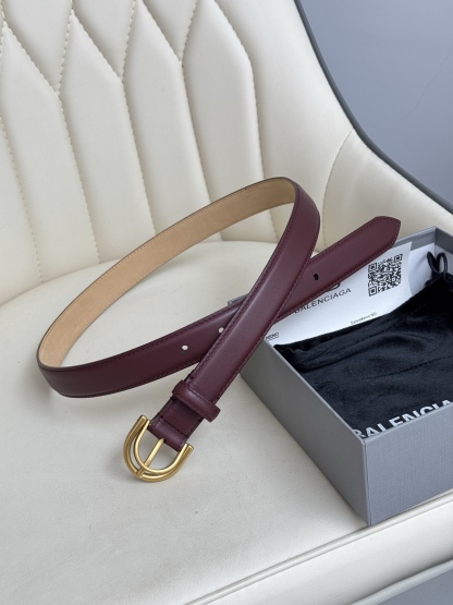 巴黎世家（Balenciaga）寬度2.5cm 是法國的奢侈品牌，作為時尚界最具影響力品牌之一的地位。設計師源於：都市時尚潮流獨特的設計風格，採用進口小牛皮製作；搭配純銅復古五金，使其更具魅力。值得擁有的百搭精品