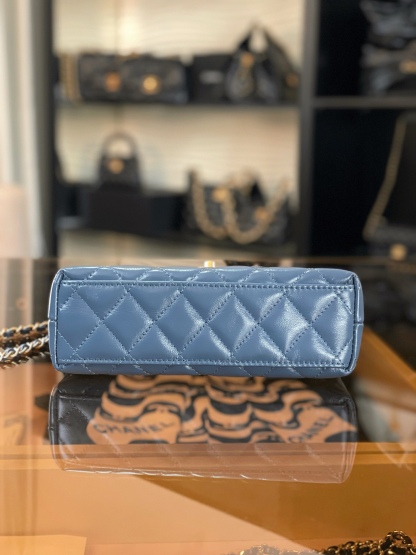 特▪️級 
🆕𝗖𝗵𝗮𝗻𝗲𝟭  
𝗞𝗲𝗹𝗹𝘆 手提鏈條包大號 霧霾藍

全網最熱🔥𝟤𝟦𝖯 𝗄𝖾𝗅𝗅𝗒手提袋
叱吒整個秀場，簡直美絕了〰️
簡約又復古的小手提很靈魂很舒適。
又乖又耐看，實在絕對愛不釋手❕

五金：厚鍍𝟤𝟦𝗄復古金
皮料：𝖵𝖾𝗅𝗂𝖾𝗋𝗊亮面小牛皮
尺寸： 𝟣𝟥*𝟣𝟫*𝟩 𝖼𝗆
4416