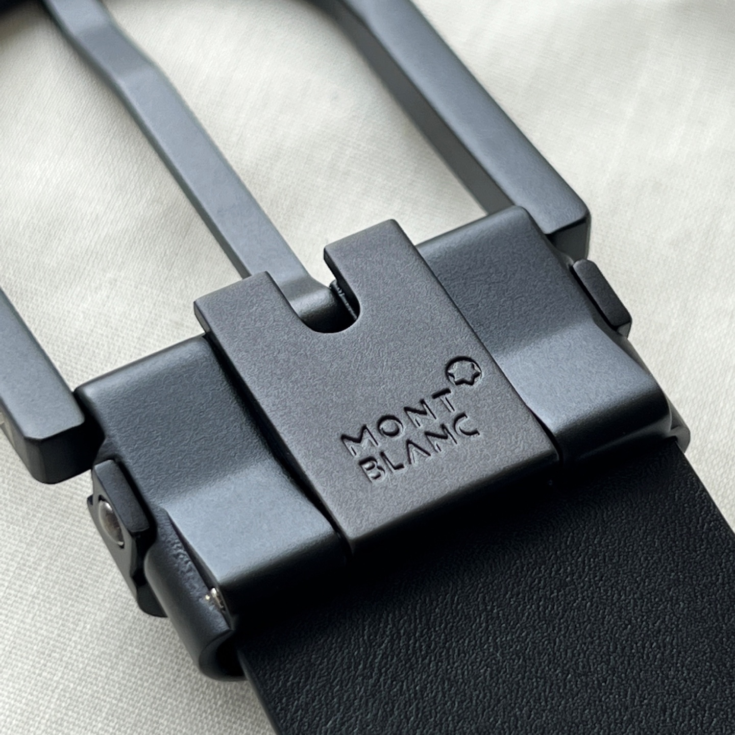 風尚系列馬蹄形帶扣經典黑腰帶 35毫米
作為所有造型的可靠伴侶，這款3.5cm腰帶採用醒目的萬寶龍風尚3.0印花皮革製成，搭配黑色馬蹄形帶扣，飾以橡膠塗層和精美的萬寶龍品牌六角白星標識。黑色萬寶龍風尚牛皮 皮革圖案 帶扣飾有萬寶龍品牌六 白星標識 搭扣裝置 易開啓裝置，可調節皮帶長度 主要顏色
黑色
搭扣類型
針扣式表扣