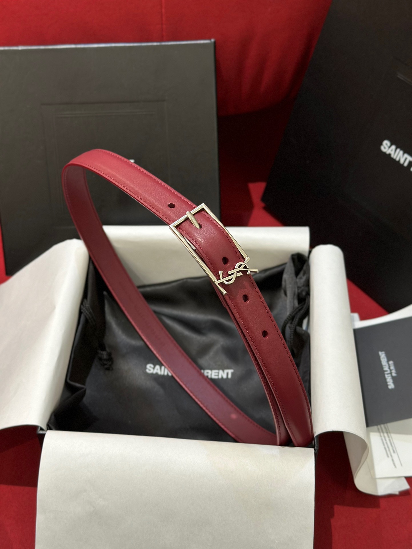 新款聖羅蘭 YSL
這款女款腰帶復古精工金屬扣將復古風與現代時尚相融合，呈現的恰到好處，時尚標配青睞有加，每針每一線都非常精緻，雙面頂級牛皮材質，搭配頂級黃銅針扣寬度2.0