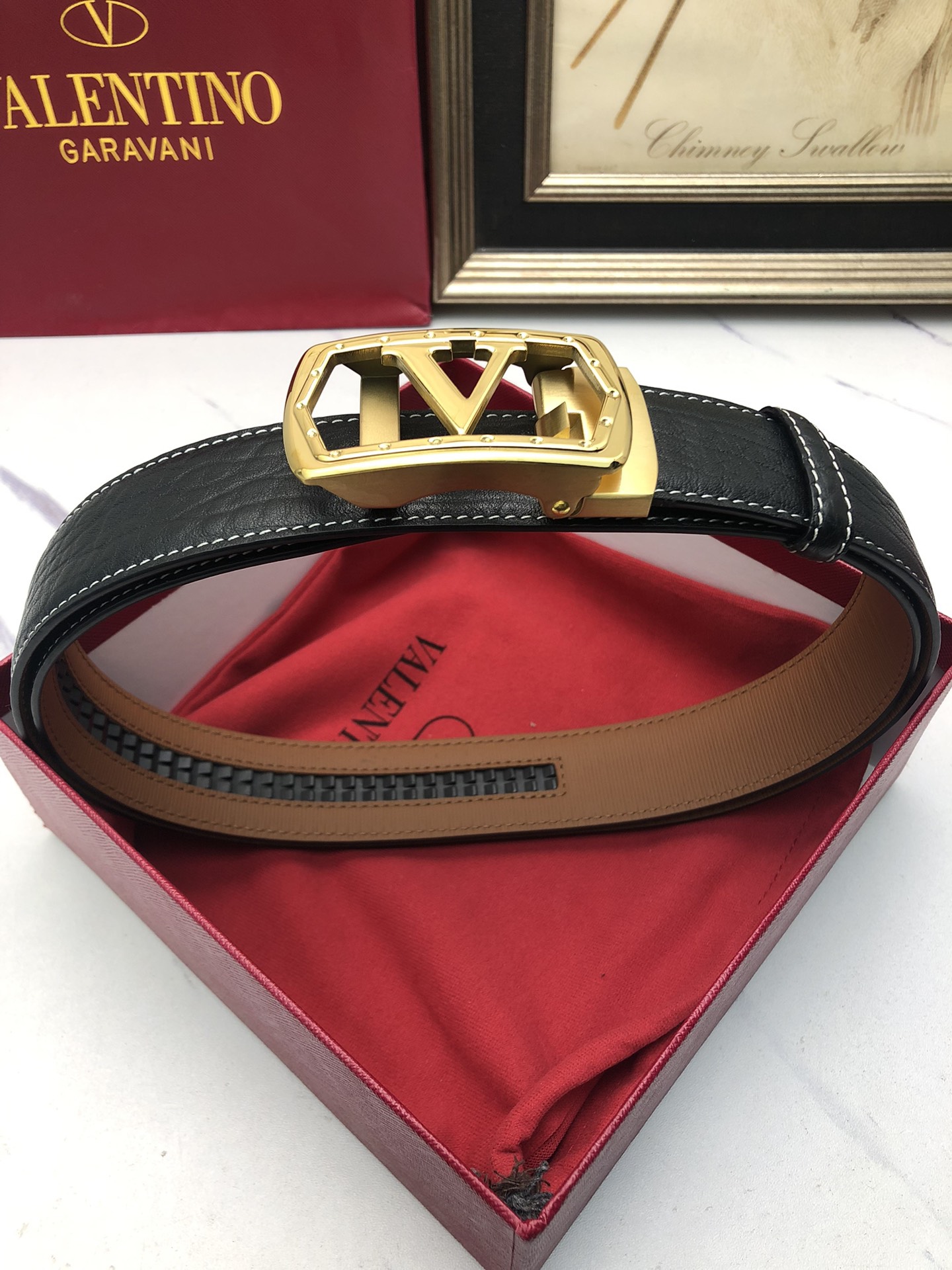 華倫天奴：原單頭層牛皮大象皮紋面，內襯頭層小牛皮底，搭配原單自動扣，可裁剪的自動帶，此款腰帶面雙採用意大利原定廠制進口牛皮帶身 ，對專版櫃足寬3.5