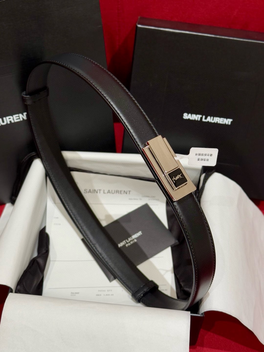 YSL頂級版復刻新寵腰帶
經典百搭款 搭配牛仔褲或者裙子都很好看 長短可調節 25mm寬 雙面進口小牛皮 精緻的真空鍍鈀搭扣飾有琺瑯字體效果