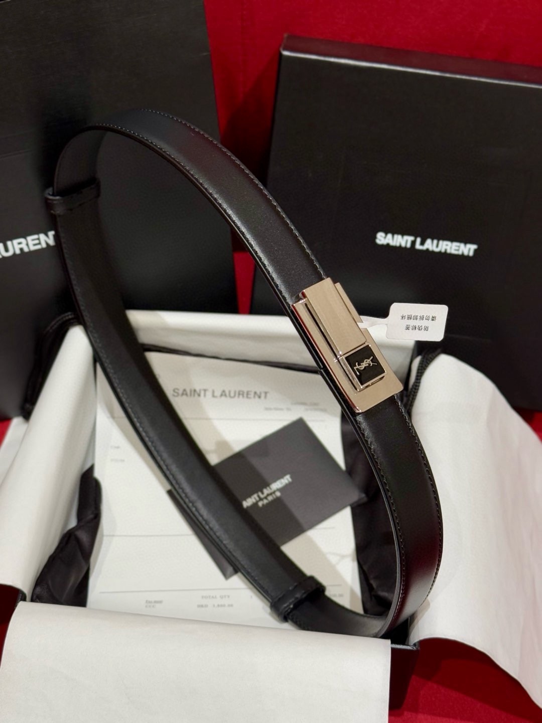 YSL頂級版復刻新寵腰帶
經典百搭款 搭配牛仔褲或者裙子都很好看 長短可調節 25mm寬 雙面進口小牛皮 精緻的真空鍍鈀搭扣飾有琺瑯字體效果