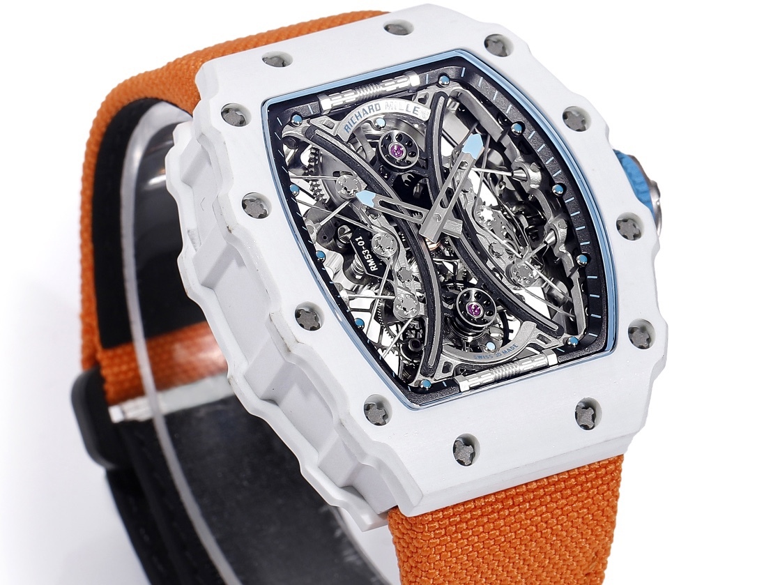 白色TPT石英纖維
【RICHARD MILLE】理查米爾RM53-01 將腕表設計與運動賽事相互結合，完美詮釋了賽場上的勇者堅定信念、頑強拼搏的精神。RM53-01以馬術運動為背景，採用多種高科技材料來抵御運動時帶來的強烈撞擊，從而保證不受破壞、正常運轉。高科技材質打造如同“護具”。“RM 53-01 PABLO MAC DONOUGH”的陀飛輪腕表，此款腕表除具備運動腕表的動感與活力外，還配備了堅固的TPT®碳纖維表殼、層壓藍寶石水晶表鏡以及固定機芯的懸浮式鋼索，有效的降低巨大衝擊