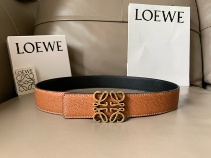 羅意威LoEWE 4.0cm正反兩穿腰帶，選用壓紋牛皮革製成，反復Anagram圖案