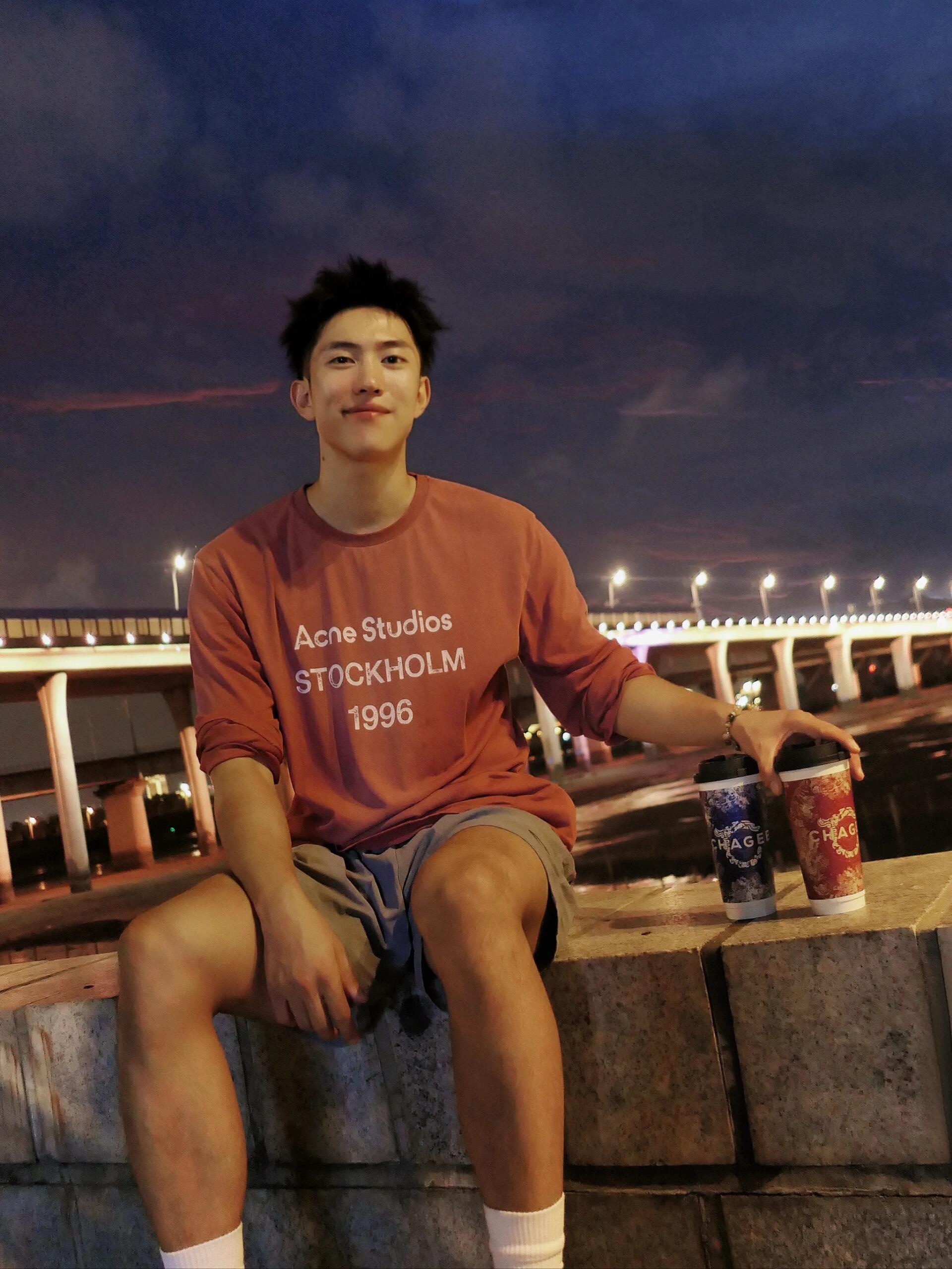 🔝Acne Studios 26SS 1996字母印花短袖T恤
面料是定制定染的32支220g原版双纱棉，胚布经过高盂环保染色，裁大货前还要进行高温环缩水，降低缩水率的同时使得手感更柔软舒适，印花方面必须五层胶浆，第一遍必须为进口打底浆，填平布料上极为细小的线洞，再由高温床烤干再剧颇色，采用油墨因热平网印花，一共刷五层，每一层间隔为时间为30分钟，才能保证出来的成品保持原版的质感，全套开发辅料
尺码：S-XL