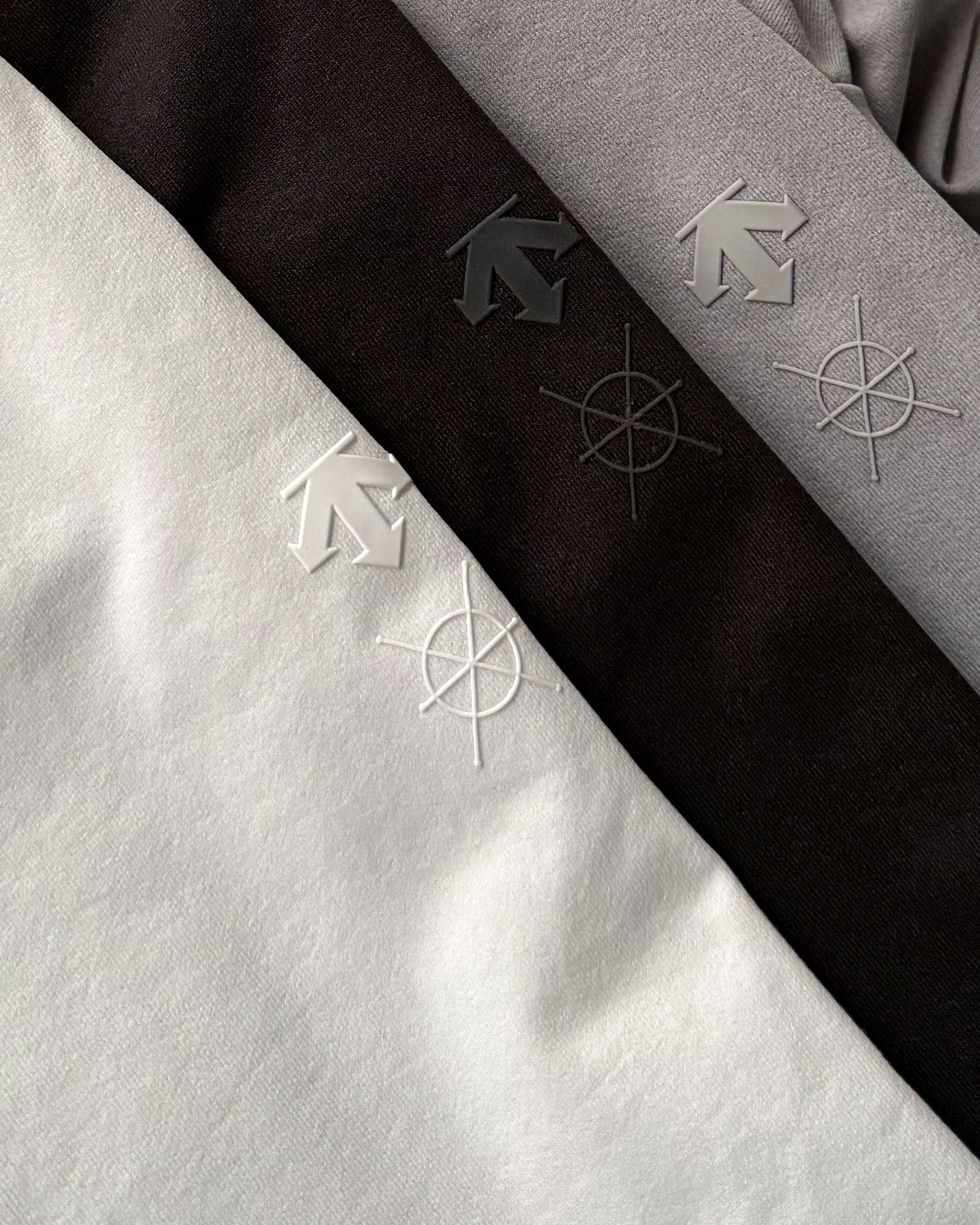 春季新款DESCENTE迪桑特吸濕長袖防曬+抗菌SECOt恤翻領POLO
2026春季新款
大身採用迪桑特自研面料，具有吸濕速乾，UPF215+防曬及Polygiene抑菌功能門襟採用激光切割工藝，結合肩部超聲波貼合工藝，提升細節品質感領口，門襟及下擺均採用熱壓工藝，外觀平整
頻繁穿梭於不同目的地航站樓，美學與實用兼具的著裝是應對高強度，快節奏，多場景工作的基礎。將戶外防護功能面料與都市生活設計剪裁兼容並蓄，實現全日多場景無縫切換讓戶外成為生活的新常態。