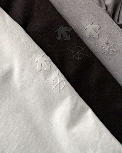 春季新款DESCENTE迪桑特吸濕長袖防曬+抗菌SECOt恤翻領POLO
2026春季新款
大身採用迪桑特自研面料，具有吸濕速乾，UPF215+防曬及Polygiene抑菌功能門襟採用激光切割工藝，結合肩部超聲波貼合工藝，提升細節品質感領口，門襟及下擺均採用熱壓工藝，外觀平整
頻繁穿梭於不同目的地航站樓，美學與實用兼具的著裝是應對高強度，快節奏，多場景工作的基礎。將戶外防護功能面料與都市生活設計剪裁兼容並蓄，實現全日多場景無縫切換讓戶外成為生活的新常態。