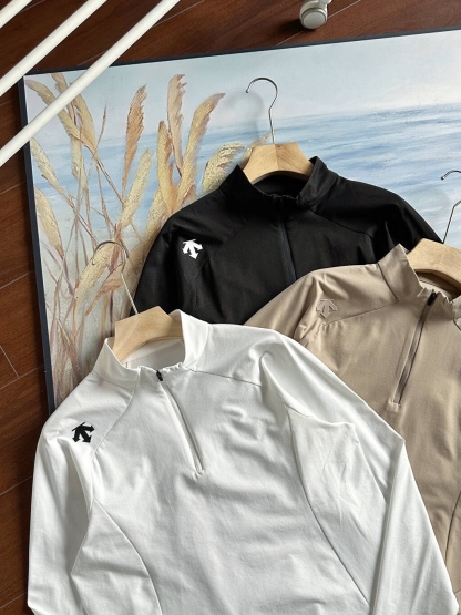 2026春秋新款迪桑特DESCENT  TRAINING 秋季新款半拉男士SOLOTEX長袖
功能型速乾，上身超級舒服，男士內搭打底良品！好貨不多，速度備起來啦！
清遠代工，純正出口的訂單，同款國內門店有售，
 德國拜耳公司的頂級面料！上身巨舒服，運動健身不拘束，，超強！中等厚度，不厚，上身無拘束感運動時直接外穿也OK！
  純色經典款，適合任意年齡段，任意場合，立領風格，穩重又盡顯莊重，運動又不失休閒，真的超級經典的款式，室外運動、打籃球、跑步、羽毛球，上身一件足以！