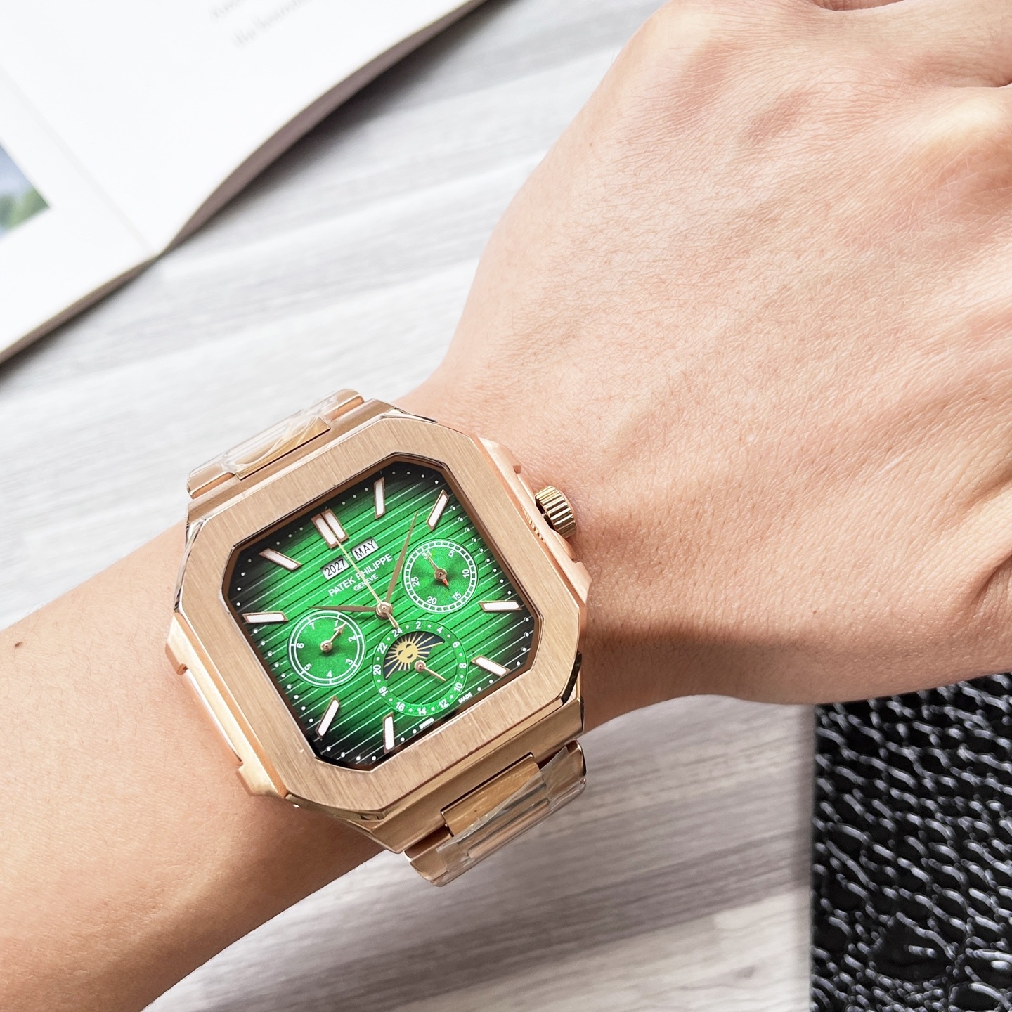 
八角殼系列 精緻百搭🎈🎈
【最新】：百達翡麗 🔥最新設計🔥大飛輪精品🎈🎈
【類型】：精品男士腕表
【錶帶】：真牛皮錶帶
【機芯】：高端全自動機械機芯
【鏡面】：礦物質強化玻璃（更高清）
品味高雅 浩瀚大氣 匠心獨運 腕間瑰寶
尺寸：直徑42mm厚12mm熱賣上市！歡迎轉載！