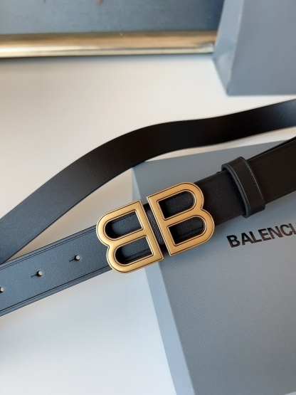 巴黎世家（Balenciaga）寬度3.0cm 是法國的奢侈品牌，作為時尚界最具影響力品牌之一的地位。設計師源於：都市時尚潮流獨特的設計風格，採用進口小牛皮製作；搭配純銅復古五金，使其更具魅力。值得擁有的百搭精品！