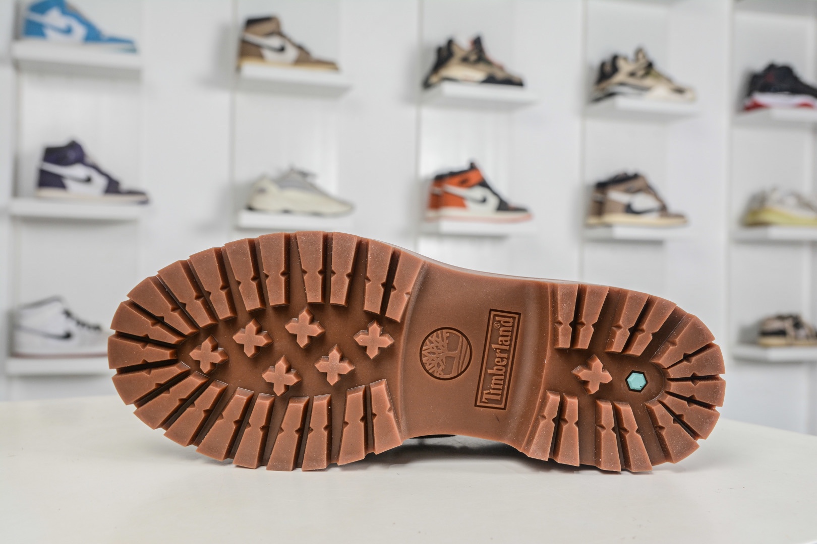 Timberland添柏嵐 Stone Street 舒適百搭 休閒單鞋 穿著舒適 防滑 可戶外城市多用途穿著 無懼任何複雜地形 設計感十足 時尚拼色百搭款 
貨號: TB 01006 713
尺碼：35 36 37 38 39 40 41 42