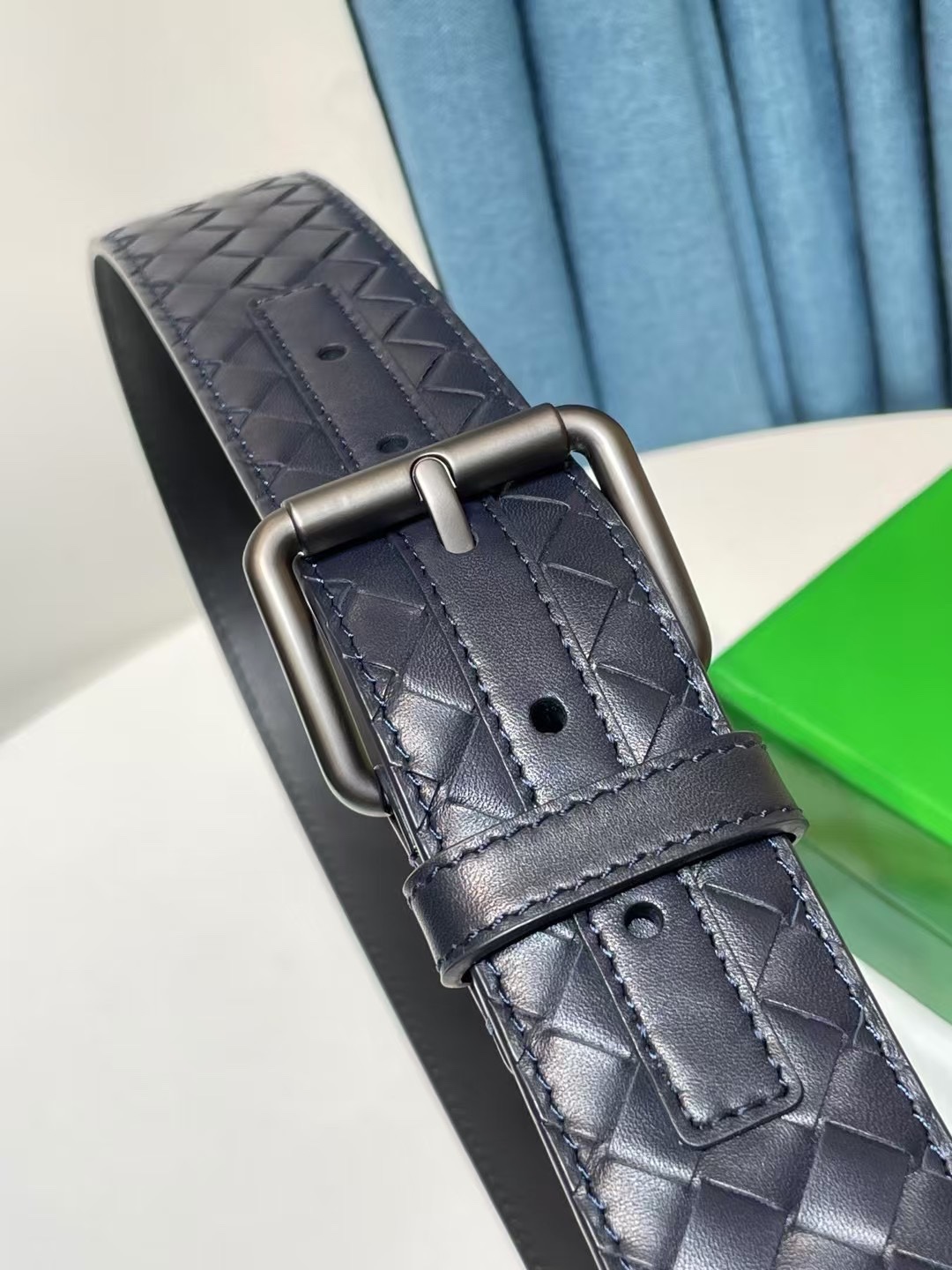 🔥🔥🆕純手工編織皮帶可為休閒裝或正裝造型增添優雅韻味，🔥是低調奢華的典範。[嘴唇]採用意大利柔軟的胎小牛皮全手工精工打造而成，錁色五金扣頭令其更顯獨特別緻、🔥[嘴唇]優雅迷人氣息。[強]4.0cm寬