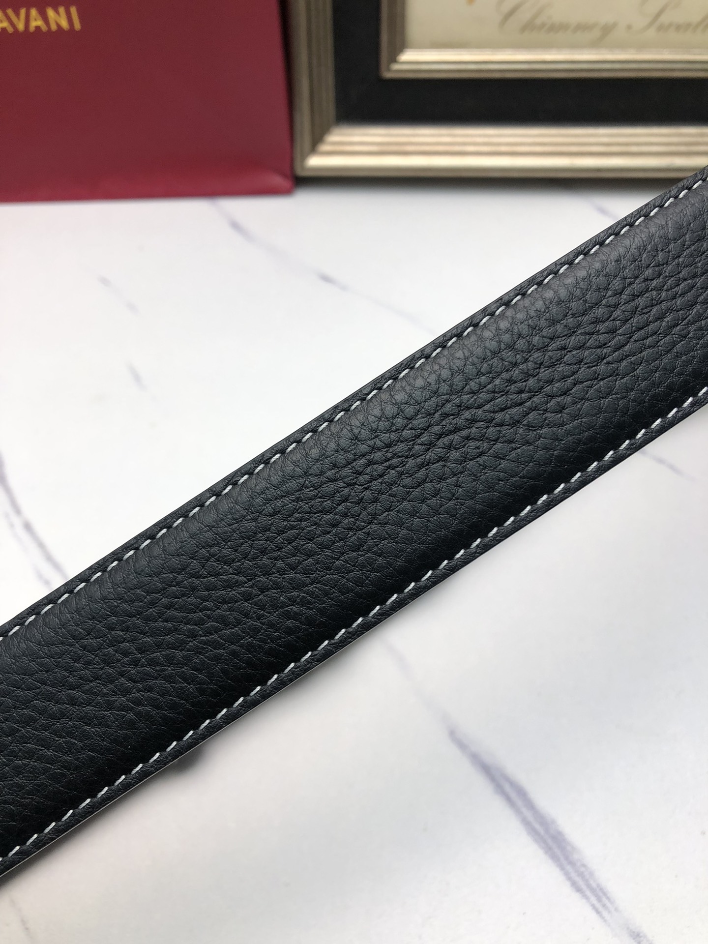 華倫天奴：原單頭層牛皮荔枝紋面，內襯頭層小牛皮底，搭配原單自動扣，可裁剪的自動帶，此款腰帶面雙採用意大利原定廠制進口牛皮帶身 ，對專版櫃足寬3.5