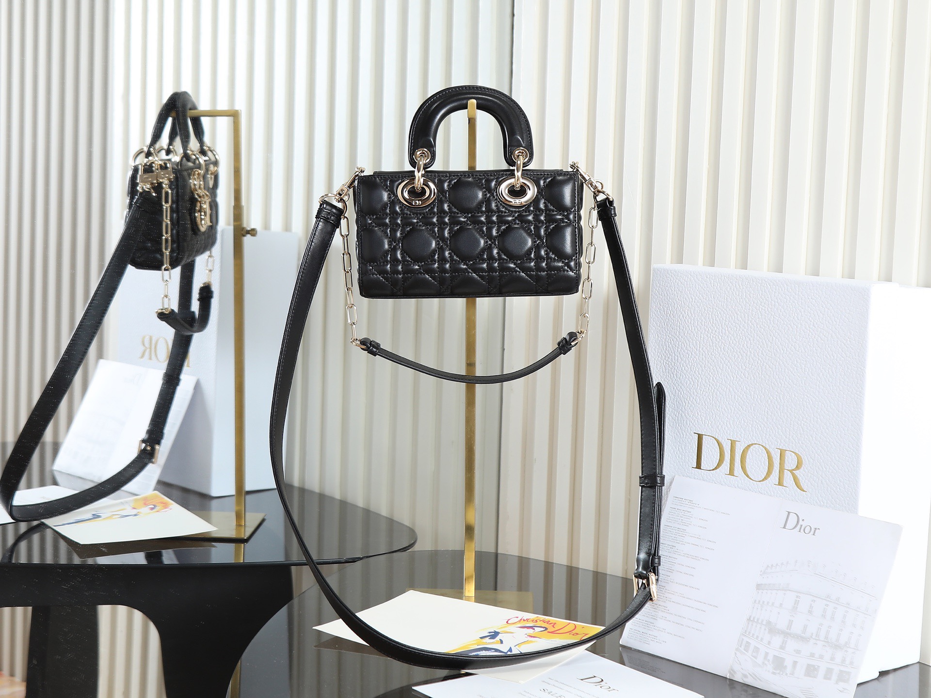 原廠級 黑色 迷你尺寸
𝗗𝗶𝗼𝗿 𝗗-𝗝𝗼𝘆 𝗯𝗮𝗴羊皮2025款新款
時尚果然就是輪回，回歸了一把中古戴妃
長方包形，短鏈條➕細長肩帶直接封神！！
復古時髦感超強，真是什麼場合都可以把住
絕對是lady中的天花板了，強勢出圈啦姐妹們
款號：0636
尺寸：19x10.5x5.5cm
