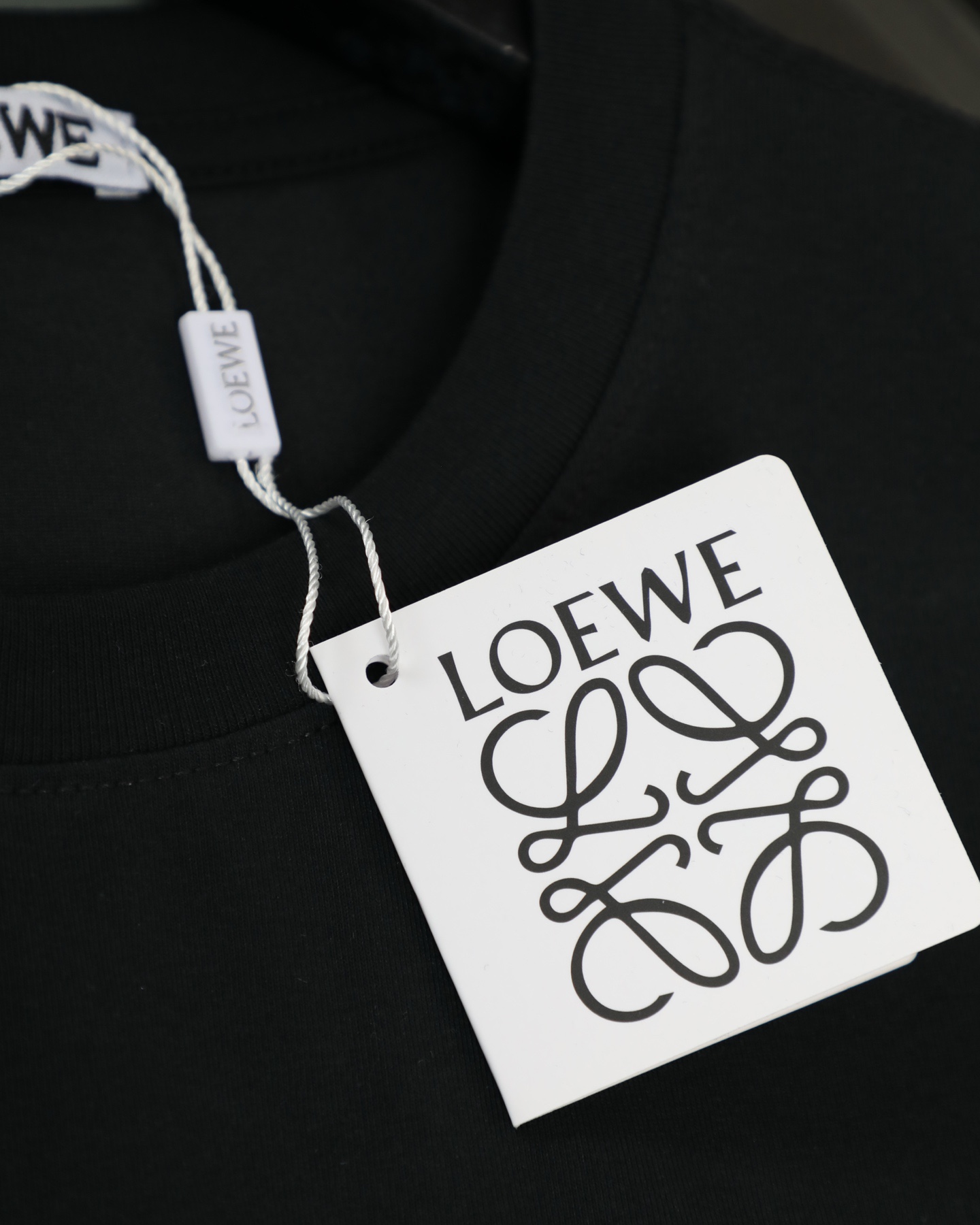 LOEWE/羅意威   2026新款短袖卡通系列小馬印花T恤男女同款

    這款可愛風格的短袖T恤，採用重磅純棉材質，印花是水印透氣性極佳，讓你在炎炎夏日也能保持清爽。
    螺紋領口定制1比1螺紋，二本針雙縫線，不縮水不變形，甄選好棉，成就了軟糯細膩的膚感質感出色，讓你在脫穎而出，還持久耐穿整體是簡約精緻的款式，經過無數次調配的版型上身更顯時筆風度，潮流感拉滿顯瘦“小心機”，落肩設計修飾肩膀厚度，活力滿滿
顏色：  黑色    白色
尺碼：M~2X
尺碼表：圖9