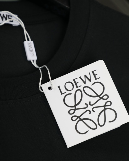 LOEWE/羅意威   2026新款短袖卡通系列小馬印花T恤男女同款

    這款可愛風格的短袖T恤，採用重磅純棉材質，印花是水印透氣性極佳，讓你在炎炎夏日也能保持清爽。
    螺紋領口定制1比1螺紋，二本針雙縫線，不縮水不變形，甄選好棉，成就了軟糯細膩的膚感質感出色，讓你在脫穎而出，還持久耐穿整體是簡約精緻的款式，經過無數次調配的版型上身更顯時筆風度，潮流感拉滿顯瘦“小心機”，落肩設計修飾肩膀厚度，活力滿滿
顏色：  黑色    白色
尺碼：M~2X
尺碼表：圖9
