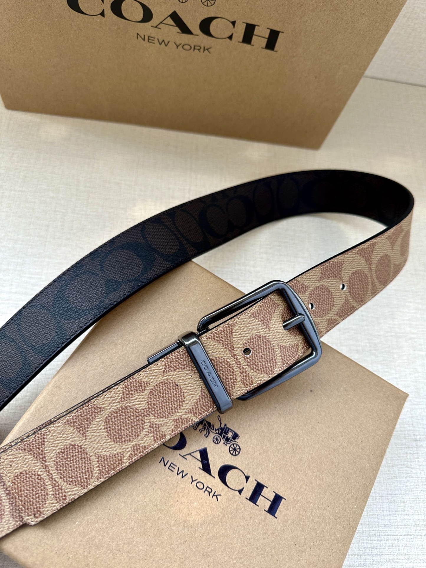 3.7cm（寬）COACH  這款雙面腰帶採用運動小牛皮製作，配有經典標誌帶扣，一款產品，兩種外觀。其合身度可個性定制，可用剪刀進行剪裁。
SAZ
D45
SMM
運動小牛皮
可裁剪
雙面
