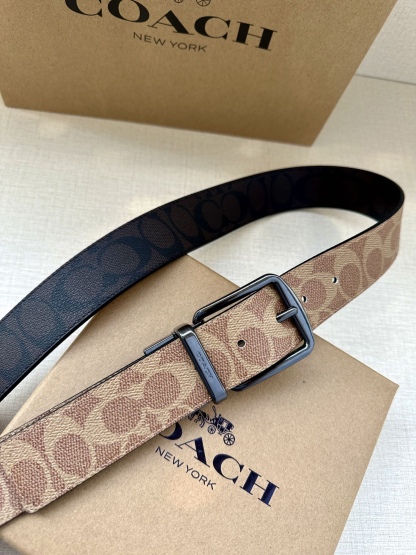3.7cm（寬）COACH  這款雙面腰帶採用運動小牛皮製作，配有經典標誌帶扣，一款產品，兩種外觀。其合身度可個性定制，可用剪刀進行剪裁。
SAZ
D45
SMM
運動小牛皮
可裁剪
雙面
