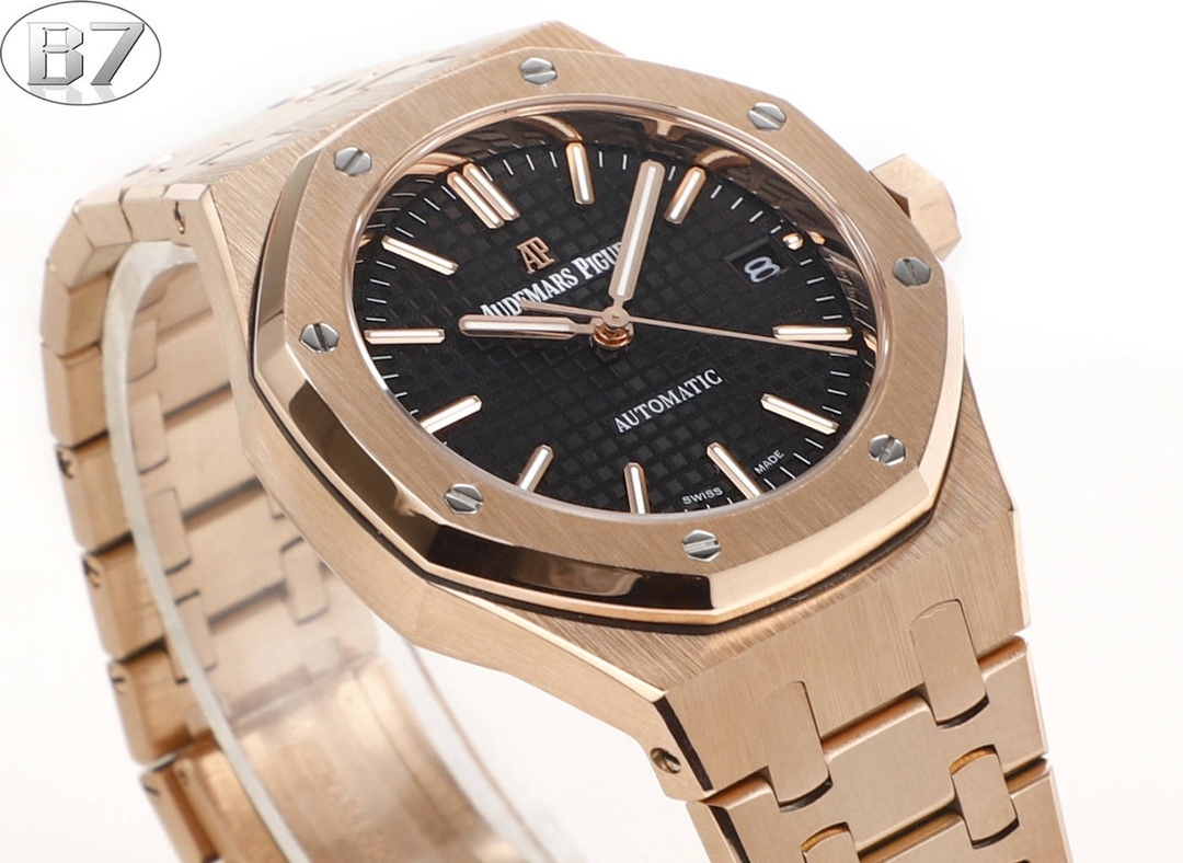 B7  Factory
AP愛彼 女款愛彼皇家橡樹 剔除機芯甲板多餘部分，使之變得更加鏤空——成就鋼表巔峰—— 實力演繹 衛冕“鋼”王！【6大精妙之處】1.正品拆解開模，尺寸為37毫米與正品一致！2.完美還原正品表殼的每一處細節，盡顯正品“稜角分明 堅毅果敢”的陽剛氣質。3.鋼帶的做工無可挑剔，比市面上任何鋼帶表做工均要更上一層樓，鋼帶頭粒和表頭銜接的“緩衝帶”的鬆緊程度與正品一模一樣。4.自動陀的與原裝致敬，是市面唯一做到顏色於原裝一致的版本（市面一般版本均偏紅）其上的ap族徽雕刻獨一無二。