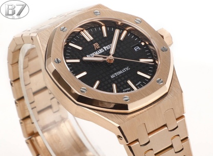 B7  Factory
AP愛彼 女款愛彼皇家橡樹 剔除機芯甲板多餘部分，使之變得更加鏤空——成就鋼表巔峰—— 實力演繹 衛冕“鋼”王！【6大精妙之處】1.正品拆解開模，尺寸為37毫米與正品一致！2.完美還原正品表殼的每一處細節，盡顯正品“稜角分明 堅毅果敢”的陽剛氣質。3.鋼帶的做工無可挑剔，比市面上任何鋼帶表做工均要更上一層樓，鋼帶頭粒和表頭銜接的“緩衝帶”的鬆緊程度與正品一模一樣。4.自動陀的與原裝致敬，是市面唯一做到顏色於原裝一致的版本（市面一般版本均偏紅）其上的ap族徽雕刻獨一無二。