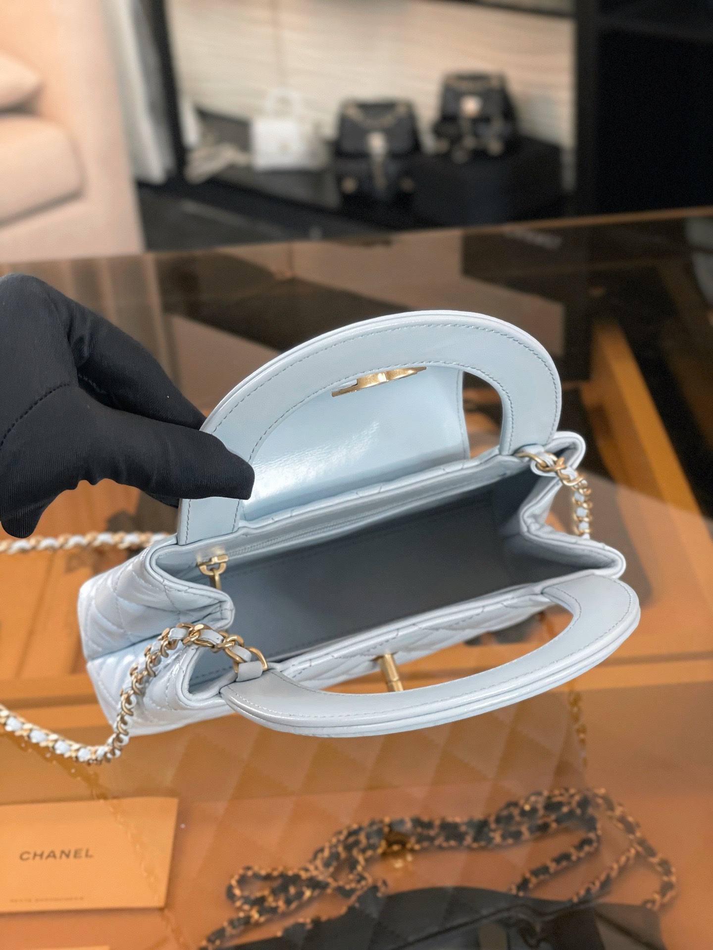 特▪️級 
🆕𝗖𝗵𝗮𝗻𝗲𝟭  
𝗞𝗲𝗹𝗹𝘆 手提鏈條包大號 淺藍

全網最熱🔥𝟤𝟦𝖯 𝗄𝖾𝗅𝗅𝗒手提袋
叱吒整個秀場，簡直美絕了〰️
簡約又復古的小手提很靈魂很舒適。
又乖又耐看，實在絕對愛不釋手❕

五金：厚鍍𝟤𝟦𝗄復古金
皮料：𝖵𝖾𝗅𝗂𝖾𝗋𝗊亮面小牛皮
尺寸： 𝟣𝟥*𝟣𝟫*𝟩 𝖼𝗆
4416