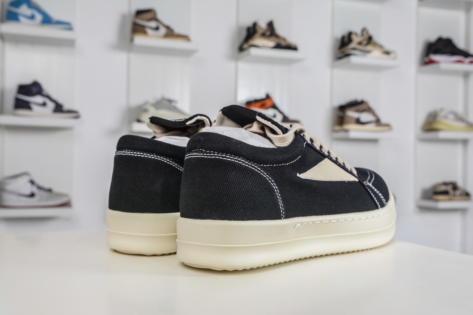 RICK OWENS/RO Hollywood 歐文斯 圓頭系帶低幫板鞋 
尺碼:35 36 37 38 39 40 41 42 43 44 45