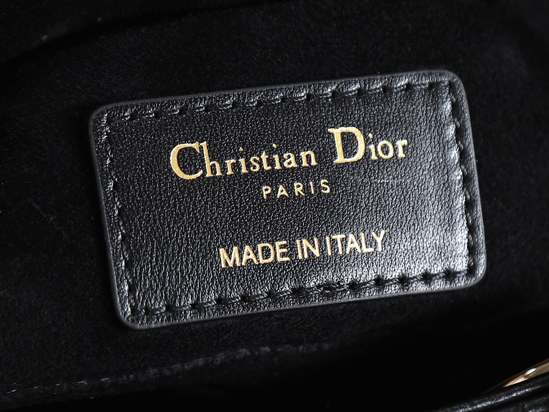 原廠級 黑色 迷你尺寸
𝗗𝗶𝗼𝗿 𝗗-𝗝𝗼𝘆 𝗯𝗮𝗴羊皮2025款新款
時尚果然就是輪回，回歸了一把中古戴妃
長方包形，短鏈條➕細長肩帶直接封神！！
復古時髦感超強，真是什麼場合都可以把住
絕對是lady中的天花板了，強勢出圈啦姐妹們
款號：0636
尺寸：19x10.5x5.5cm
