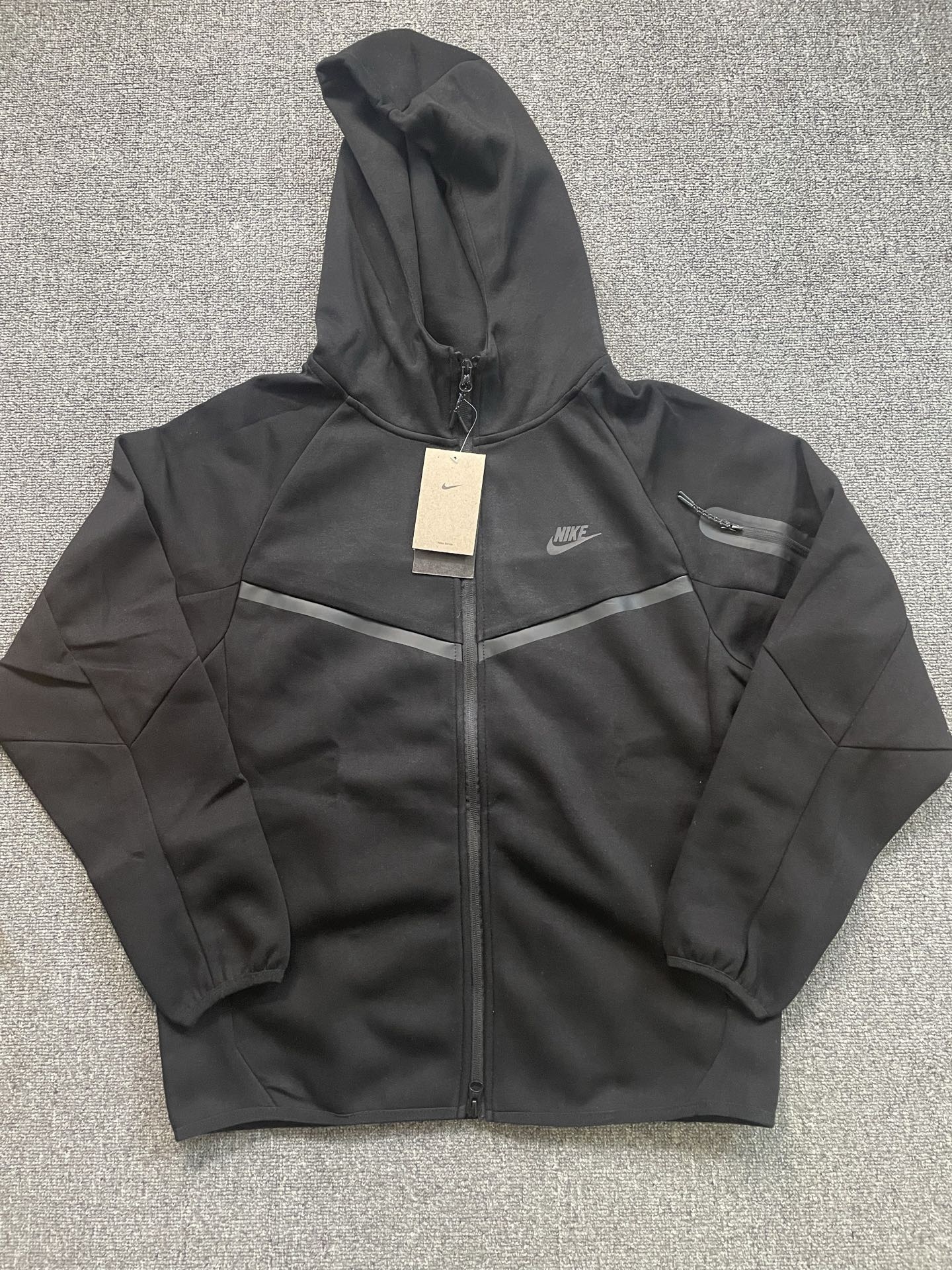 Nike耐克官方WINDRUNNER風行者系列男子連帽衫春季針織衛衣！
貨號：HV0950
頂級品質，申州原廠空氣層廠面料，品質炸裂，妥妥的爆款！注意：此款非4490貨號！

Nike Tech Windrunner男子全長拉鍊開襟連帽衫，後面小勾

亞洲標準版型，立體裁剪，不挑身材，不挑年齡，一款很舒適百搭的拉鍊外套！

顏色：黑色  灰色
尺碼:M L XL XXL

尺碼參考:

        衣長  胸圍  下擺  袖長

M       69    53     52     78