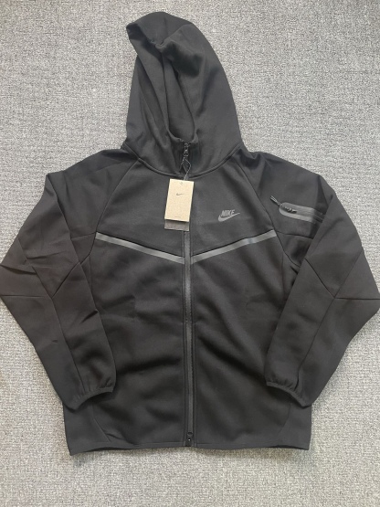 Nike耐克官方WINDRUNNER風行者系列男子連帽衫春季針織衛衣！
貨號：HV0950
頂級品質，申州原廠空氣層廠面料，品質炸裂，妥妥的爆款！注意：此款非4490貨號！

Nike Tech Windrunner男子全長拉鍊開襟連帽衫，後面小勾

亞洲標準版型，立體裁剪，不挑身材，不挑年齡，一款很舒適百搭的拉鍊外套！

顏色：黑色  灰色
尺碼:M L XL XXL

尺碼參考:

        衣長  胸圍  下擺  袖長

M       69    53     52     78