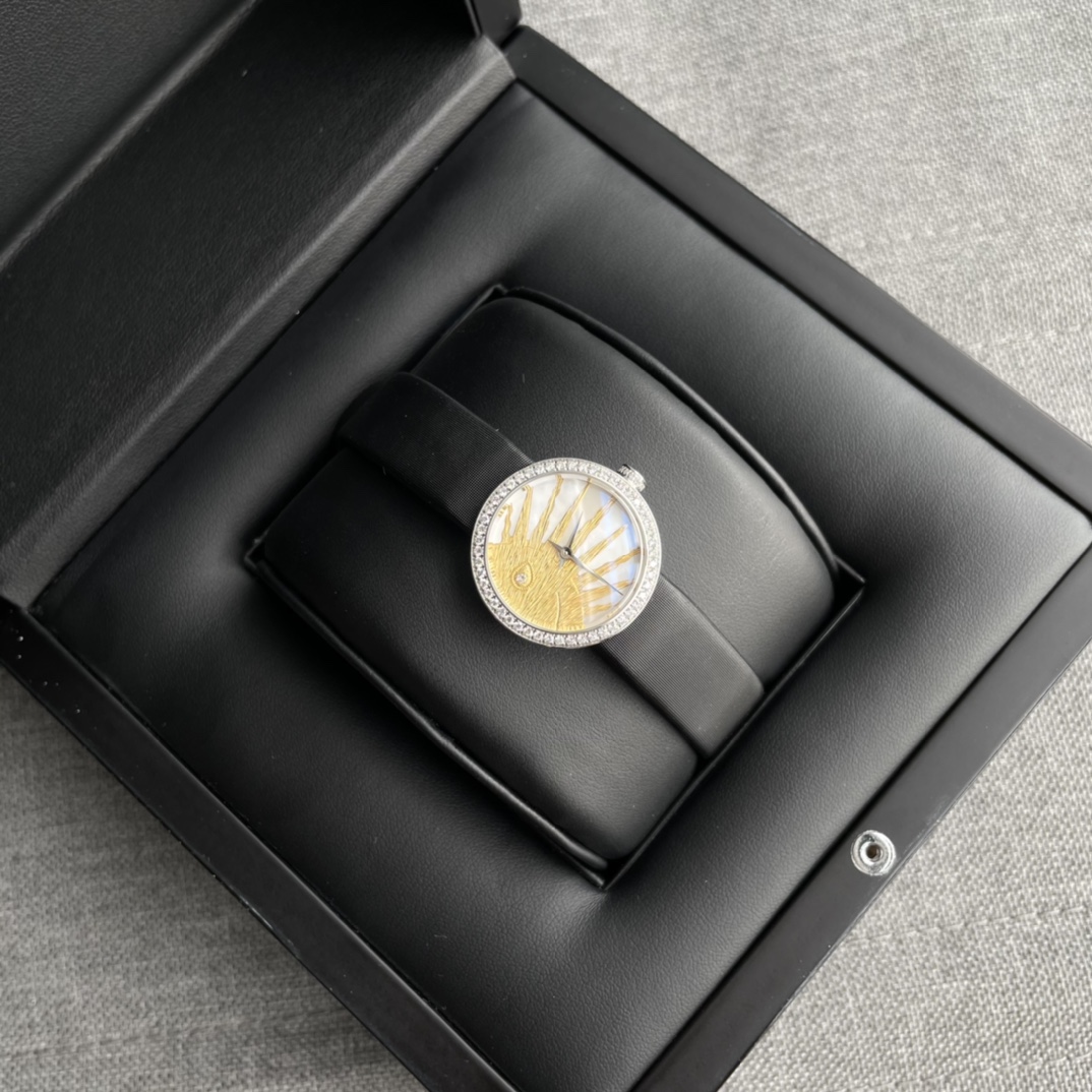 迪奧 今年最火的女表！LA D DE DIOR ROSE CÉLESTE 腕表，光看名字就不簡單！正面珍珠貝母底座，黃金雕琢的太陽圖案，背殼是拋光彎月圖案以及三顆鑲嵌鑽石的璀璨星辰。石英機芯，錶盤直徑25㎜，日常防水30米，沒太多功能，本身就是時裝表，你把它看作一個飾品就行。