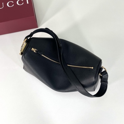 Gucci Half Horsebit系列大號肩背包，煥新呈現，以現代風格煥新演繹品牌最具標誌性的元素之一。該系列巧妙融蘊休閒廓形與標誌性的半馬銜扣配件，這也是其名稱的由來。內部：一個開口袋，可調節牛皮革肩帶，款號862530  尺寸38X20X15