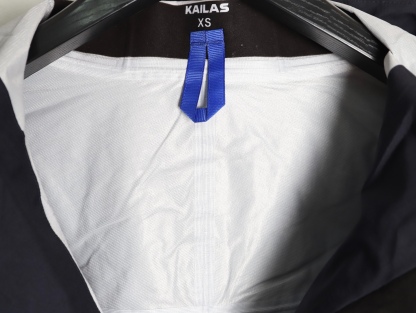 🔝KAILAS 凱樂石 博格達系列 輕量防風防水戶外徒步登山衝鋒衣 
  防水防風透氣防紫外線
 -輔料：原版拆解開發，一比一定制的小標，領標，水洗，吊牌，五金等等。

- FILTERTEC 3L面料：採用凱樂石自主研發的FILTERTEC 3L面料，由外層40D尼龍、中層ePTFE納米微孔膜、內層親膚處理工藝構成，防水指數20000mm，透氣指數20000g/㎡/24h，可抵御暴雨級降水和7級強風，同時快速排出汗氣，避免悶熱。

- 全壓膠工藝：整衣接縫處採用全壓膠工藝，有效防止水分從接