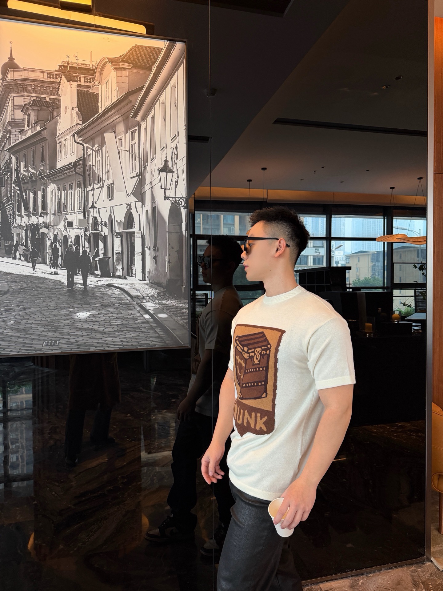 🔝LOUIS VUITTON LV 皮箱幾何圖針織短袖T恤
定織雲柔密紡棉針織料，嵌花提花織法，精細編織不僅確保了圖案的清晰度，還大大增強了織物的耐用性，成衣洗水加軟去味工藝，通過專業的洗滌設備和特定的洗滌劑，對衣物進行深度清潔和去味處理，改善衣物的手感和外觀，寬松版型
B Size：S-XL