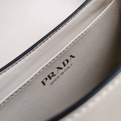 【 原單】P家🌹新款🎉Moon手袋液下包🎉1BD358到貨啦🎉🎉這款簡約Moon液下包為牛皮綻現摩登百搭的魅力。弧形包身設計，肩帶可調長短，磁扣開合翻蓋，便於隨心轉換造型。內配進口小羊皮，設有內袋，金屬配件更添亮麗格調，上身效果非常酷/時尚，又是一款永欠不過時爆款🎉寶寶們，趕緊入手吧🎉 尺寸：長25x高15x底5.5cm🎉🎉🎉🍊！