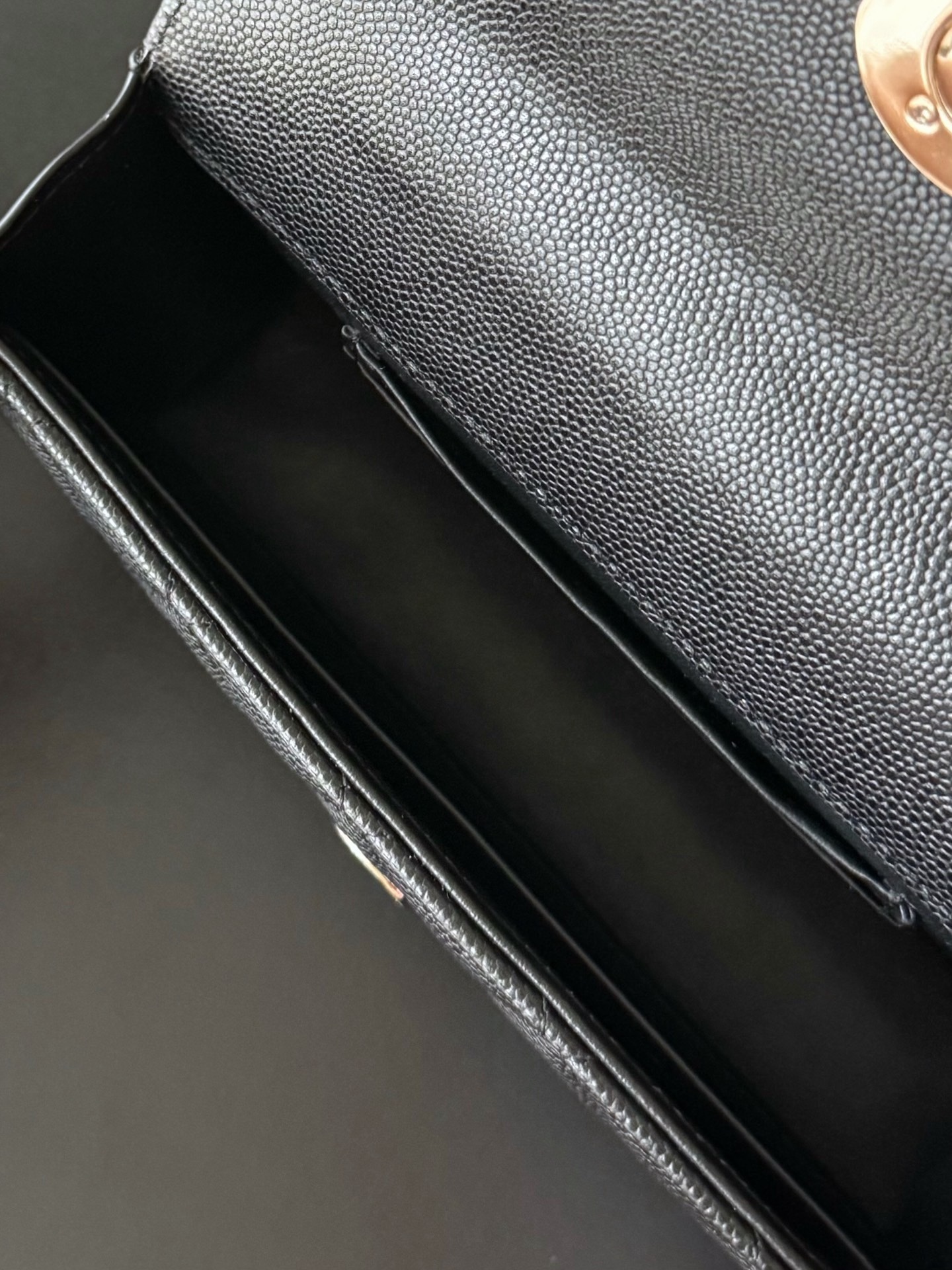 Chanel 25S 新款本季 最火的小球牛皮Kelly 手柄包
這顆絕對是黑馬
第一眼看到就深深愛上💕
顏值不必說 直接閉眼入不會錯
很好打理 也是百搭型
實現了單背斜挎腋下背手拎的效果📷
簡直就是福音〰️
很精緻 值得珍藏🔝

五金：全鋼18K淺金
皮料：獨家Haas小牛皮
尺寸：𝟏8*𝟏0*4.𝟓 𝚌𝚖
型號：AS3238