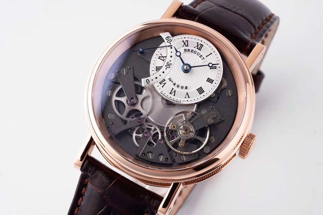 ZF超級大作 寶璣Tradition傳世系列！全自動逆跳秒針腕表！火爆來襲！

耗時近4年 潛心研發機芯 重金打造 至誠大作！——實現原裝全部功能！

【精彩細節】腕表尺寸40mmX11.65吻合正品ZF憑借豐富的復刻經驗，殼身打磨精細，造型簡潔精美，今纖薄表殼更顯優雅！上下採用整枚藍寶石水晶玻璃打造通透無比，充分展現了寶璣的經典設計。
【技術突破】超精密1比1原裝機芯開發研制而成。原本隱藏在錶盤底板之下的板橋、齒輪、擒縱機構、發條盒等機芯部件清晰展露。今精密機械運轉的奧秘毫無保留的呈現於眼前。10點鐘位