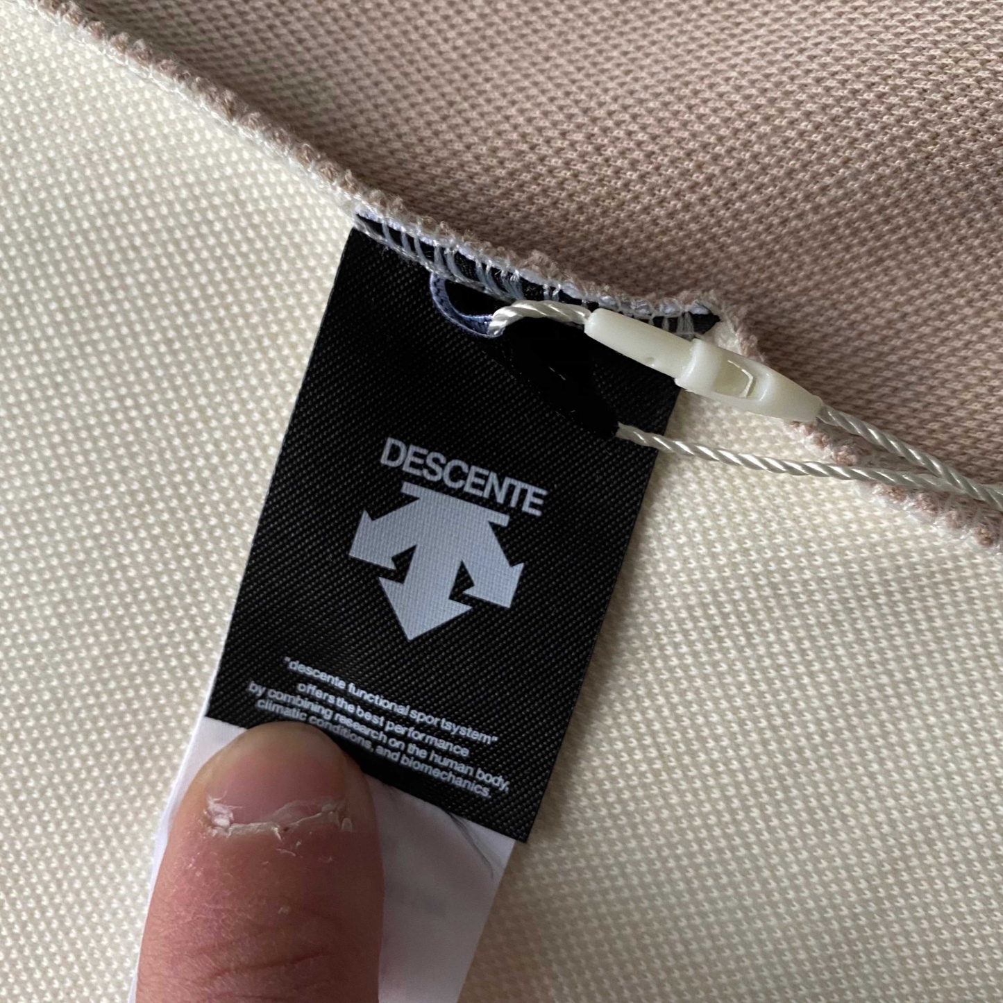 DST女款拼接連帽開衫春秋外套 新款女外套DESCENTE迪桑特空氣層面料輕盈柔軟舒適女士針織運動外套 採用空氣層面料製成的針織運動外套。色澤柔和溫暖，觸感輕柔順。腋下兩側拼色撞色搭配，時尚大氣版型舒適，搭配卡其拉鍊細節，更添女性化氣息。 面料:聚酯纖維84.1%氨綸15.9% 柔軟/彈性/舒適 常規合身款/運動休閒 柔舒軟適不失感質，青春時髦的氣質蔓延開來！初秋需要的時尚質感保暖！一件很很牛贊！很帥！顏高值單品！原原廠單！三標齊全品！質巨棒！
顏色：如圖
