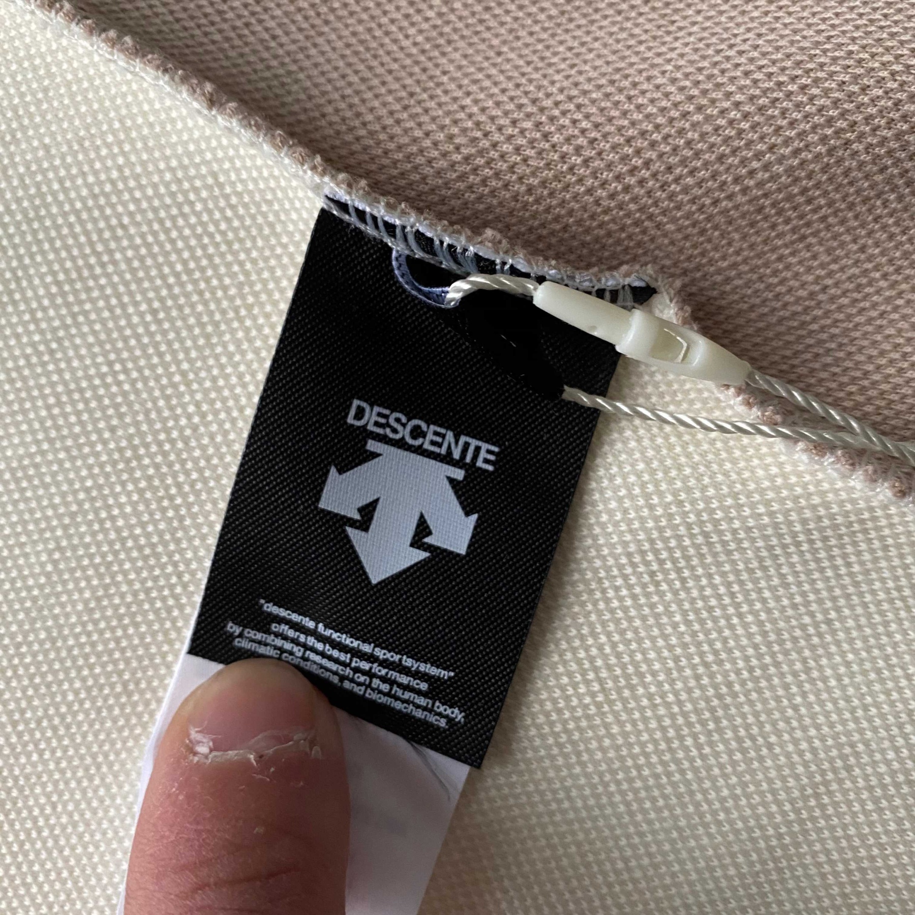 DST女款拼接連帽開衫春秋外套 新款女外套DESCENTE迪桑特空氣層面料輕盈柔軟舒適女士針織運動外套 採用空氣層面料製成的針織運動外套。色澤柔和溫暖，觸感輕柔順。腋下兩側拼色撞色搭配，時尚大氣版型舒適，搭配卡其拉鍊細節，更添女性化氣息。 面料:聚酯纖維84.1%氨綸15.9% 柔軟/彈性/舒適 常規合身款/運動休閒 柔舒軟適不失感質，青春時髦的氣質蔓延開來！初秋需要的時尚質感保暖！一件很很牛贊！很帥！顏高值單品！原原廠單！三標齊全品！質巨棒！
顏色：如圖
