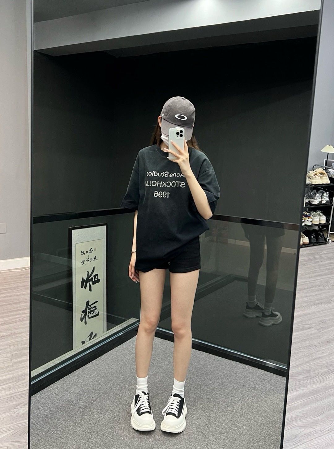 🔝Acne Studios 26SS 1996字母印花短袖T恤
面料是定制定染的32支220g原版雙紗棉，胚布經過高盂環保染色，裁大貨前還要進行高溫環縮水，降低縮水率的同時使得手感更柔軟舒適，印花方面必須五層膠漿，第一遍必須為進口打底漿，填平布料上極為細小的線洞，再由高溫床烤乾再劇頗色，採用油墨因熱平網印花，一共刷五層，每一層間隔為時間為30分鐘，才能保證出來的成品保持原版的質感，全套開發輔料
尺碼：S-XL